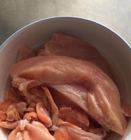 狗狗不能吃的肉有哪些?(了解狗狗的饮食禁忌,守护它们的健康)(图1) 狗狗不能吃的肉有哪些?(了解狗狗的饮食禁忌,守护它们的健康)(图1)